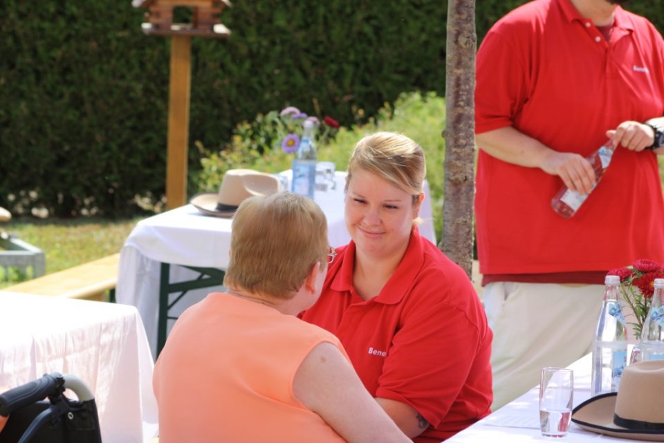 Viele Gäste beim Sommerfest im Haus Rosengarten - Erlensee ...